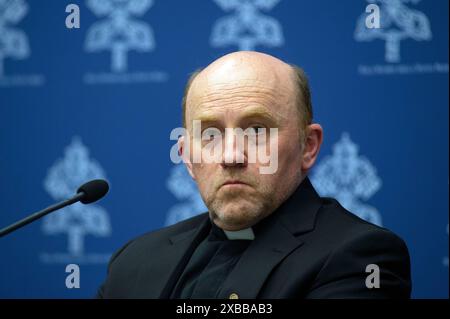 Vaticano, Vaticano. 11 giugno 2024. **NO LIBRI** Italia, Roma, Vaticano, 2024/6/11. Padre Gabriele Gionti, S.I., cosmologo, Vice Direttore della Specola Vaticana e LNF-INFN Frascati nel corso di una conferenza stampa che presenta il Workshop "buchi neri, onde gravitazionali e singolarità spazio-tempo", un workshop internazionale per celebrare l'eredità di G. Lemaître nel nuovo millennio, organizzato dalla Specola Vaticana. Fotografia di ALESSIA GIULIANI / Catholic Press Photo Credit: Agenzia fotografica indipendente / Alamy Live News Foto Stock