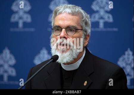 Vaticano, Vaticano. 11 giugno 2024. **NO LIBRI** Italia, Roma, Vaticano, 2024/6/11. Fratello Guy Consolmagno, S.I., Planetologo, Direttore della Specola Vaticana durante una conferenza stampa che presenta il Workshop "buchi neri, onde gravitazionali e singolarità spazio-temporali", un workshop internazionale per celebrare l'eredità di G. Lemaître nel nuovo millennio, organizzato dalla Specola Vaticana. Fotografia di ALESSIA GIULIANI / Catholic Press Photo Credit: Agenzia fotografica indipendente / Alamy Live News Foto Stock