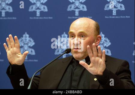 Vaticano, Vaticano. 11 giugno 2024. **NO LIBRI** Italia, Roma, Vaticano, 2024/6/11. Padre Gabriele Gionti, S.I., cosmologo, Vice Direttore della Specola Vaticana e LNF-INFN Frascati nel corso di una conferenza stampa che presenta il Workshop "buchi neri, onde gravitazionali e singolarità spazio-tempo", un workshop internazionale per celebrare l'eredità di G. Lemaître nel nuovo millennio, organizzato dalla Specola Vaticana. Fotografia di ALESSIA GIULIANI / Catholic Press Photo Credit: Agenzia fotografica indipendente / Alamy Live News Foto Stock
