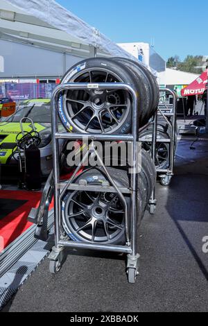 Ruote e gomme da corsa europee le Mans nel paddock del circuito di Barcellona Foto Stock