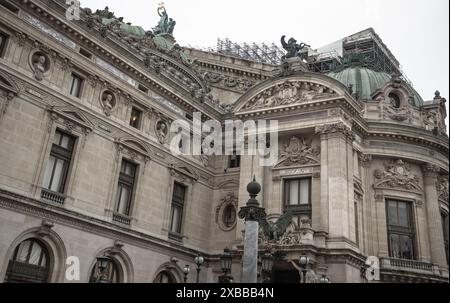 Francia, Parigi - 04 gennaio 2024 - Dettagli architettonici del Palais Garnier (Opera National de Paris). Place de l'Opéra (Opera Garnier) è famosa per il Neo-B. Foto Stock