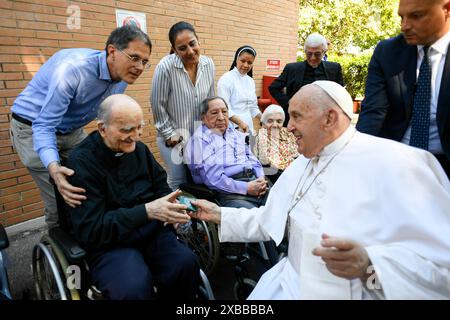 Roma, Italia. 11 giugno 2024. **NO LIBRI** Italia, Roma, 2024/6/11. Papa Francesco durante la riunione sacerdotale presso la Pontificia Università Salesiana di Roma . Foto dei MEDIA VATICANI / Catholic Press Photo Credit: Agenzia fotografica indipendente / Alamy Live News Foto Stock