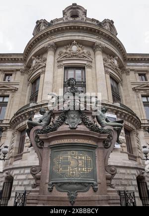 Francia, Parigi - 4 gennaio 2024 - Monumento Charles Garnier al Palais Garnier (Opera National de Paris). Place de l'Opéra (Opéra Garnier) è famosa a ne Foto Stock