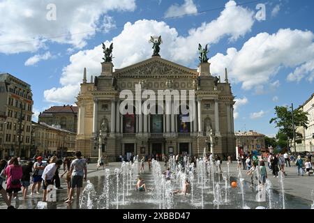 Leopoli, Ucraina - 1 giugno 2024: Persone vicino alla fontana di fronte al Teatro dell'Opera e del Balletto nella città di Leopoli. Foto Stock