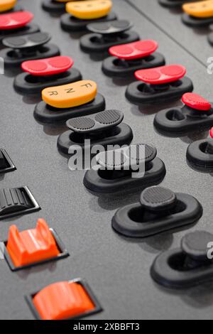 Pannello di controllo nero con pulsanti e interruttori dedicati. Informazioni sulla tecnologia astratta. Foto Stock