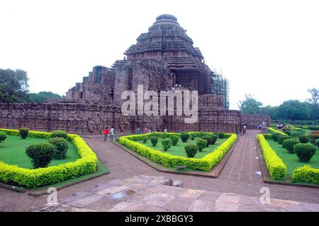 Il Tempio del Sole di Konark è il culmine dell'architettura del tempio di Orissan e uno dei monumenti più incredibili dell'architettura religiosa al mondo. Costruito dal re Narasimhadeva nel XIII secolo, l'intero tempio è stato progettato a forma di un colossale carro con sette cavalli e ventiquattro ruote, che trasportano il dio del sole, Surya, attraverso il cielo. Surya è stata una divinità popolare in India fin dal periodo vedico. Il tempio è un sito patrimonio dell'umanità e una delle sette meraviglie dell'India. Konark, Puri, Orissa, India. Foto Stock