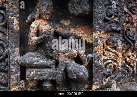 Il Tempio del Sole di Konark è il culmine dell'architettura del tempio di Orissan e uno dei monumenti più incredibili dell'architettura religiosa al mondo. Costruito dal re Narasimhadeva nel XIII secolo, l'intero tempio è stato progettato a forma di un colossale carro con sette cavalli e ventiquattro ruote, che trasportano il dio del sole, Surya, attraverso il cielo. Surya è stata una divinità popolare in India fin dal periodo vedico. Il tempio è un sito patrimonio dell'umanità e una delle sette meraviglie dell'India. Konark, Puri, Orissa, India. Foto Stock