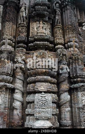 Il Tempio del Sole di Konark è il culmine dell'architettura del tempio di Orissan e uno dei monumenti più incredibili dell'architettura religiosa al mondo. Costruito dal re Narasimhadeva nel XIII secolo, l'intero tempio è stato progettato a forma di un colossale carro con sette cavalli e ventiquattro ruote, che trasportano il dio del sole, Surya, attraverso il cielo. Surya è stata una divinità popolare in India fin dal periodo vedico. Il tempio è un sito patrimonio dell'umanità e una delle sette meraviglie dell'India. Konark, Puri, Orissa, India. Foto Stock