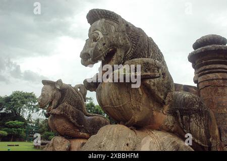 Il Tempio del Sole di Konark è il culmine dell'architettura del tempio di Orissan e uno dei monumenti più incredibili dell'architettura religiosa al mondo. Costruito dal re Narasimhadeva nel XIII secolo, l'intero tempio è stato progettato a forma di un colossale carro con sette cavalli e ventiquattro ruote, che trasportano il dio del sole, Surya, attraverso il cielo. Surya è stata una divinità popolare in India fin dal periodo vedico. Il tempio è un sito patrimonio dell'umanità e una delle sette meraviglie dell'India. Konark, Puri, Orissa, India. Foto Stock