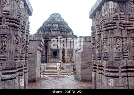 Il Tempio del Sole di Konark è il culmine dell'architettura del tempio di Orissan e uno dei monumenti più incredibili dell'architettura religiosa al mondo. Costruito dal re Narasimhadeva nel XIII secolo, l'intero tempio è stato progettato a forma di un colossale carro con sette cavalli e ventiquattro ruote, che trasportano il dio del sole, Surya, attraverso il cielo. Surya è stata una divinità popolare in India fin dal periodo vedico. Il tempio è un sito patrimonio dell'umanità e una delle sette meraviglie dell'India. Konark, Puri, Orissa, India. Foto Stock