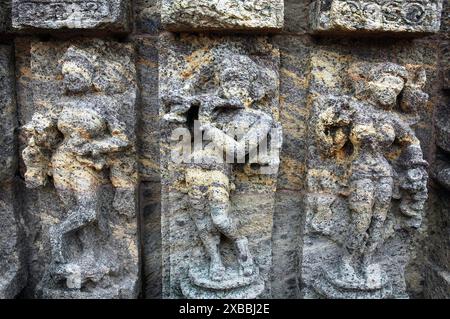 Il Tempio del Sole di Konark è il culmine dell'architettura del tempio di Orissan e uno dei monumenti più incredibili dell'architettura religiosa al mondo. Costruito dal re Narasimhadeva nel XIII secolo, l'intero tempio è stato progettato a forma di un colossale carro con sette cavalli e ventiquattro ruote, che trasportano il dio del sole, Surya, attraverso il cielo. Surya è stata una divinità popolare in India fin dal periodo vedico. Il tempio è un sito patrimonio dell'umanità e una delle sette meraviglie dell'India. Konark, Puri, Orissa, India. Foto Stock