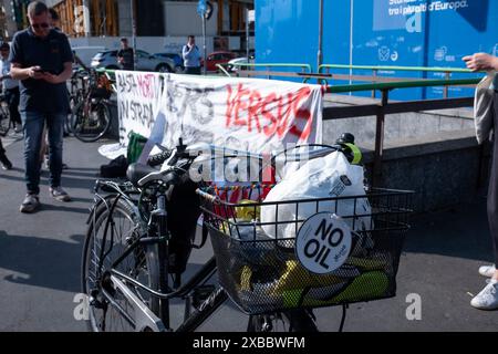 Milano, Italia. 11 giugno 2024. Gioia m2. Basta morti sulla strada, basta morti sul lavoro. Presidio per il rider travolto domenica 9 giugno.- Cronaca- Milano, Italia - Marted&#xec; 11 giugno 2024 (foto Alessandro Cimma/Lapresse) niente più morti sulla strada, niente più morti sul lavoro. Presidio per il pilota di gara domenica 9 giugno - Cronaca - Milano, Italia - martedì 11 giugno 2024 (foto Alessandro Cimma/Lapresse) crediti: LaPresse/Alamy Live News Foto Stock