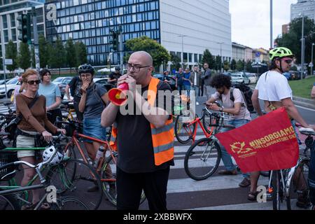 Milano, Italia. 11 giugno 2024. Gioia m2. Basta morti sulla strada, basta morti sul lavoro. Presidio per il rider travolto domenica 9 giugno.- Cronaca- Milano, Italia - Marted&#xec; 11 giugno 2024 (foto Alessandro Cimma/Lapresse) niente più morti sulla strada, niente più morti sul lavoro. Presidio per il pilota di gara domenica 9 giugno - Cronaca - Milano, Italia - martedì 11 giugno 2024 (foto Alessandro Cimma/Lapresse) crediti: LaPresse/Alamy Live News Foto Stock