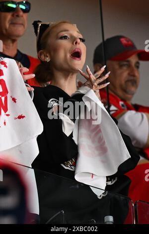 Sunrise, Florida, Stati Uniti. 10 giugno 2024. Ariana grande ai Florida Panthers vs Edmonton Oilers durante la seconda partita delle finali della Stanley Cup all'Amerant Bank area il 10 giugno 2024 a Sunrise, Florida. Crediti: Mpi04/Media Punch/Alamy Live News Foto Stock