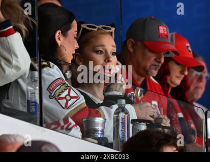 Sunrise, Florida, Stati Uniti. 10 giugno 2024. Ariana grande ai Florida Panthers vs Edmonton Oilers durante la seconda partita delle finali della Stanley Cup all'Amerant Bank area il 10 giugno 2024 a Sunrise, Florida. Crediti: Mpi04/Media Punch/Alamy Live News Foto Stock