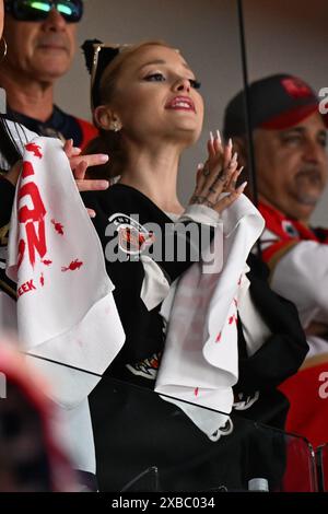 Sunrise, Florida, Stati Uniti. 10 giugno 2024. Ariana grande ai Florida Panthers vs Edmonton Oilers durante la seconda partita delle finali della Stanley Cup all'Amerant Bank area il 10 giugno 2024 a Sunrise, Florida. Crediti: Mpi04/Media Punch/Alamy Live News Foto Stock