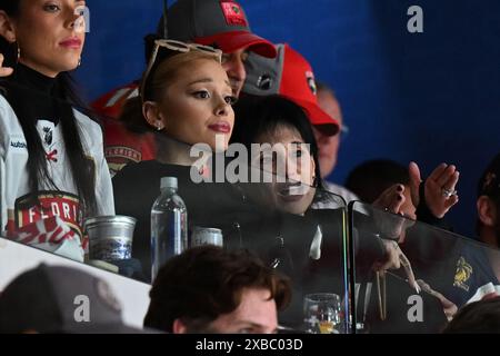 Sunrise, Florida, Stati Uniti. 10 giugno 2024. Ariana grande ai Florida Panthers vs Edmonton Oilers durante la seconda partita delle finali della Stanley Cup all'Amerant Bank area il 10 giugno 2024 a Sunrise, Florida. Crediti: Mpi04/Media Punch/Alamy Live News Foto Stock