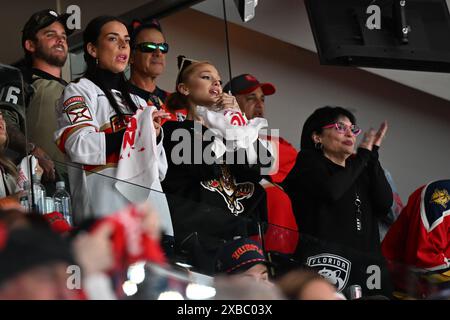 Sunrise, Florida, Stati Uniti. 10 giugno 2024. Ariana grande ai Florida Panthers vs Edmonton Oilers durante la seconda partita delle finali della Stanley Cup all'Amerant Bank area il 10 giugno 2024 a Sunrise, Florida. Crediti: Mpi04/Media Punch/Alamy Live News Foto Stock