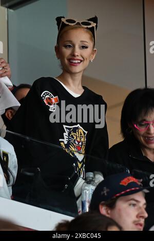 Sunrise, Florida, Stati Uniti. 10 giugno 2024. Ariana grande ai Florida Panthers vs Edmonton Oilers durante la seconda partita delle finali della Stanley Cup all'Amerant Bank area il 10 giugno 2024 a Sunrise, Florida. Crediti: Mpi04/Media Punch/Alamy Live News Foto Stock