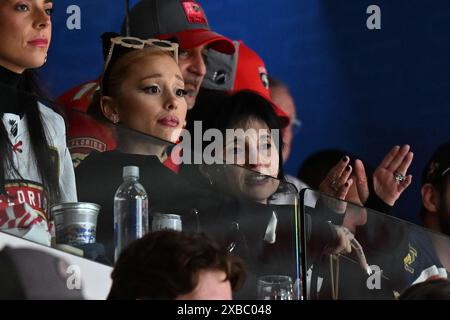 Sunrise, Florida, Stati Uniti. 10 giugno 2024. Ariana grande ai Florida Panthers vs Edmonton Oilers durante la seconda partita delle finali della Stanley Cup all'Amerant Bank area il 10 giugno 2024 a Sunrise, Florida. Crediti: Mpi04/Media Punch/Alamy Live News Foto Stock