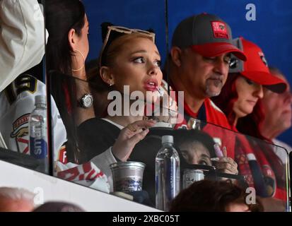 Sunrise, Florida, Stati Uniti. 10 giugno 2024. Ariana grande ai Florida Panthers vs Edmonton Oilers durante la seconda partita delle finali della Stanley Cup all'Amerant Bank area il 10 giugno 2024 a Sunrise, Florida. Crediti: Mpi04/Media Punch/Alamy Live News Foto Stock