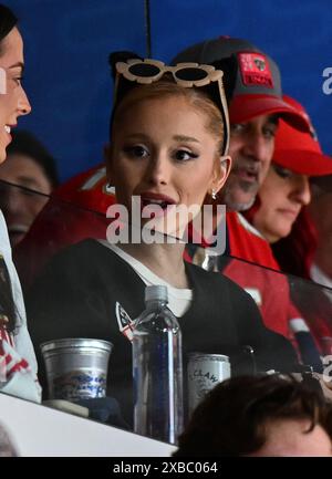 Sunrise, Florida, Stati Uniti. 10 giugno 2024. Ariana grande ai Florida Panthers vs Edmonton Oilers durante la seconda partita delle finali della Stanley Cup all'Amerant Bank area il 10 giugno 2024 a Sunrise, Florida. Crediti: Mpi04/Media Punch/Alamy Live News Foto Stock