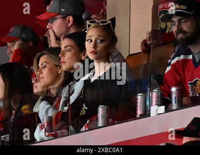 Sunrise, Florida, Stati Uniti. 10 giugno 2024. Ariana grande ai Florida Panthers vs Edmonton Oilers durante la seconda partita delle finali della Stanley Cup all'Amerant Bank area il 10 giugno 2024 a Sunrise, Florida. Crediti: Mpi04/Media Punch/Alamy Live News Foto Stock