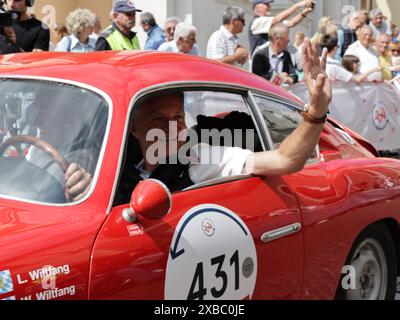 Brescia, Italia. 11 giugno 2024. I partecipanti alla 1000 miglia Race 2022, a Brescia (BS), Italia il 10 giugno 2024. Credito: Agenzia fotografica indipendente/Alamy Live News Foto Stock