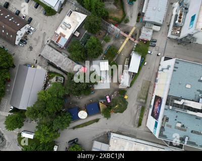 Geiselgasteig, Germania. 11 giugno 2024. La "bussola del pensiero" del progetto spaziale può essere vista da un drone sul pavimento nel centro del Bavaria Filmtour. Anche il container in cui si trova la figura di Falkor della "storia infinita" si trova su questo drone, un'auto rosa della serie "Formula uno" è parcheggiata accanto ad esso, e la sala 12, dove sono registrati i principali spettacoli televisivi, si trova sulla destra dell'immagine. Crediti: Felix Hörhager/dpa/Alamy Live News Foto Stock