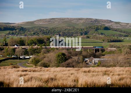 25/05/2013 Viadotto di Clapham (Yorkshire) 47818 + 47501 Artigianato (coda) 1Z79 1645 Ravenglass - Crewe Northern Belle (Eng Work @ Lancaster South Jn) Foto Stock