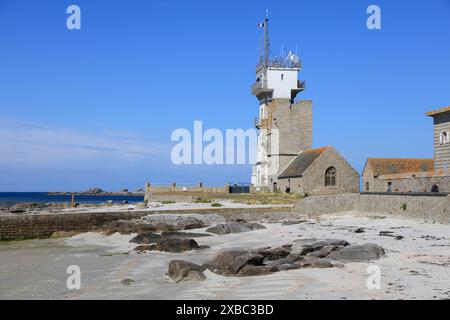 Alter Leuchtturm Vieille Tour an der Kapelle Saint-Pierree beim Phare d Eckmühl oder Phare de Penmarchan der Pointe de Saint-Pierre, Penmarch, Departement Finistere Penn ar Bed, regione Bretagne Breizh, Frankreich *** Tour del vecchio faro di Vieille presso la cappella Saint Pierree presso il Phare d Eckmühl o Phare de Penmarchan della Pointe de Saint Pierre, Penmarch, dipartimento Finistere Penn ar Bed, regione Bretagne Breizh, Francia Foto Stock