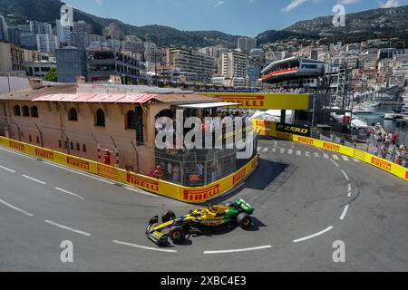 Monte Carlo, Principato di Monaco. 25 maggio 2024. Formula 1 Gran Premio di Monaco sul circuito di Monaco di Monte Carlo. Nella foto: Oscar Piastri (AUS) del team McLaren di Formula 1 in McLaren MCL38 a la Rascasse durante la sessione di qualificazione © Piotr Zajac/Alamy Live News Foto Stock