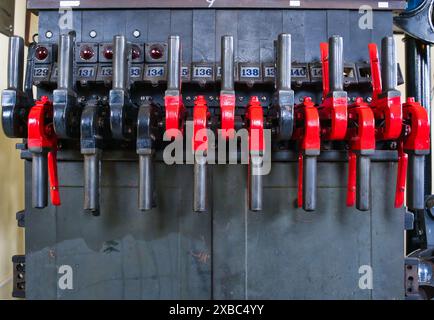 Macchina di commutazione del segnale dei treni ferroviari a interblocco da vicino Foto Stock