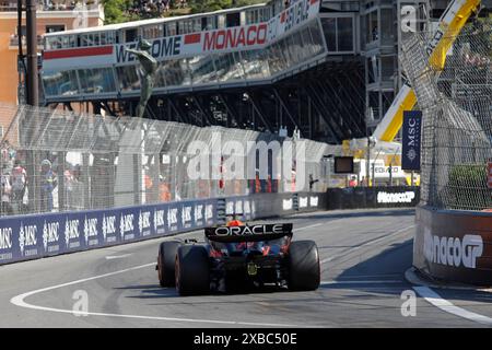 Monte Carlo, Principato di Monaco. 25 maggio 2024. Formula 1 Gran Premio di Monaco sul circuito di Monaco di Monte Carlo. Nella foto: Max Verstappen (NLD) di Oracle Red Bull Racing nella Red Bull Racing RB20 durante la sessione di qualificazione presso la piscina Chicane © Piotr Zajac/Alamy Live News Foto Stock