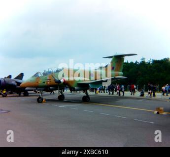 FMA IA-58A Pucara in mostra all'International Air Tattoo a Greenham Common nel luglio 1983. Precedentemente con l'Aeronautica militare argentina, il Pucara fu catturato dalla RAF a Port Stanley, nelle isole Falkland dopo la fine del conflitto nel 1982. Si tratta dell'ex A-515 ed è stato ripristinato alle condizioni di volo e gestito dall'A&AEE per le prove di prova. Ha volato nel Regno Unito solo dal 28 aprile al 9 settembre 1983. Da allora l'aereo è conservato al RAF Museum di Cosford. Foto Stock