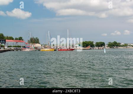 Kerch, Russia 14 giugno 2023: Argine della città. In lontananza ci sono yacht da diporto al molo. Una giornata estiva soleggiata Foto Stock