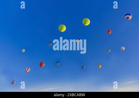 Palloncini colorati che fluttuano in un cielo azzurro limpido con poche nuvole, creando una scena aerea vivace e serena, la Bielorussia, Minsk Foto Stock