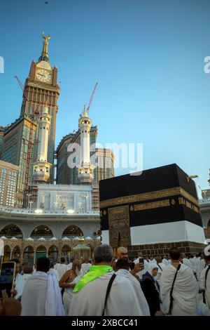 La Mecca, Arabia Saudita - 27 maggio 2024: La Kaaba, dove i pellegrini Hajj e Umrah eseguono il Thawaf, con una torre dell'orologio sullo sfondo. Hajj 2024. Foto Stock