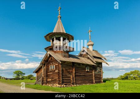 Antica cappella in legno dell'Arcangelo Michele del XV secolo sull'isola di Kizhi Foto Stock