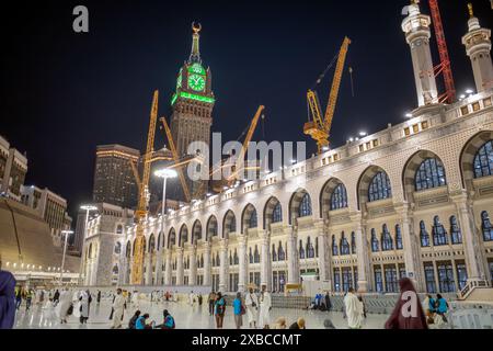 Mecca, Arabia Saudita - 27 maggio 2024: Vista della torre dell'orologio della Mecca di notte durante la stagione Hajj. Foto Stock