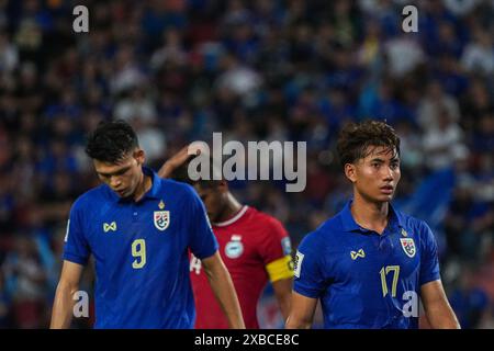 Bangkok, Thailandia. 11 giugno 2024. Suphanat Mueanta #17 e Supachai Chaided #9 della Thailandia visti in azione durante la partita di qualificazione del gruppo C della Coppa del mondo 2026 tra Thailandia e Singapore allo stadio nazionale Rajamangala. Punteggio finale; Thailandia 3 : 1 Singapore. (Foto di Peerapon Boonyakiat/SOPA Images/Sipa USA) credito: SIPA USA/Alamy Live News Foto Stock