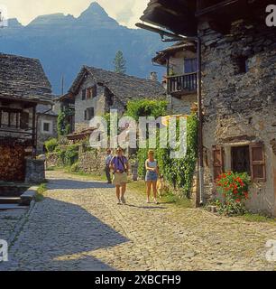 Strada nel vecchio villaggio di Sonogno nella valle della Verzasca, Ticino, Svizzera, Europa. Diapositiva 6x6 scansionata Foto Stock