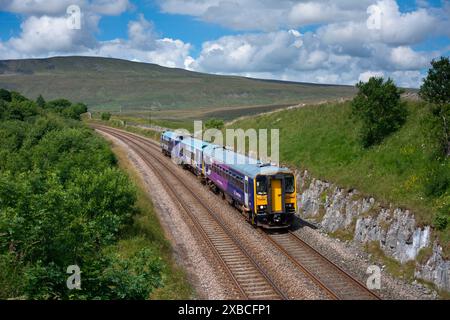 Treno Nord classe 153 + 158 treni Sprinter a Salt Lake, Ribblehead sulla linea ferroviaria Settle to Carlisle. Foto Stock