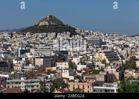 Quartiere di Kolonaki e collina Likavittos, Licabetto, vista da Anafiotika, Atene, Grecia Foto Stock