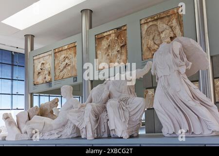 Figure del frontone orientale del Partenone, di Dione e di Afrodite, Museo dell'Acropoli, architetto Bernard Tschumi, Atene, Grecia Foto Stock