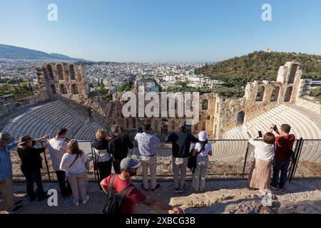 Turisti che guardano l'Odeon di Erode Attico, l'anfiteatro romano-greco, l'Acropoli, Atene, Grecia Foto Stock