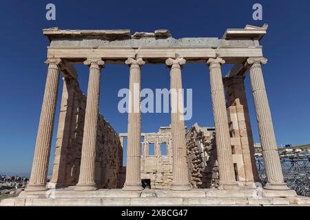 Facciata est di Erechteion, cielo blu, tempio in stile architettonico dorico, Acropoli, Atene, Grecia Foto Stock