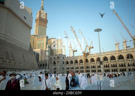 La Mecca, Arabia Saudita - 1 giugno 2024: Pellegrini Hajj e Umrah da tutto il mondo che camminano vicino a Masjidil Haram, grande Moschea della Mecca. Hajj 2024. Foto Stock