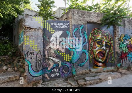 Ercole, Idra e Medusa, murales nel quartiere Anafiotika, Street art, Atene, Grecia Foto Stock