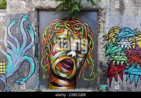 Medusa, testa femminile con capelli di serpenti colorati, murale nel quartiere Anafiotika, Street art, Atene, Grecia Foto Stock